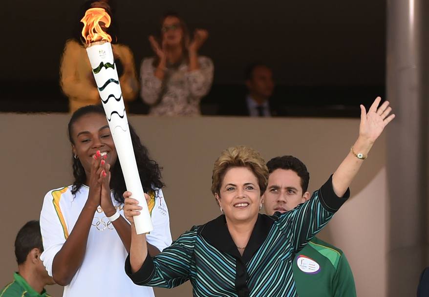 L&#39;arrivo della torcia olimpica a Brasilia. Il presidente brasiliano Dilma Rousseff e la pallavolista Fabiana Claudino (Afp)